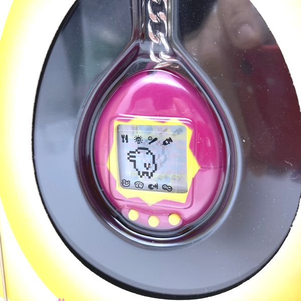 [NUEVO] [No se garantiza su funcionamiento: solo para colección] Llavero original Tamagotchi rojo, morado y amarillo Bandai, modelo inglés de 1996