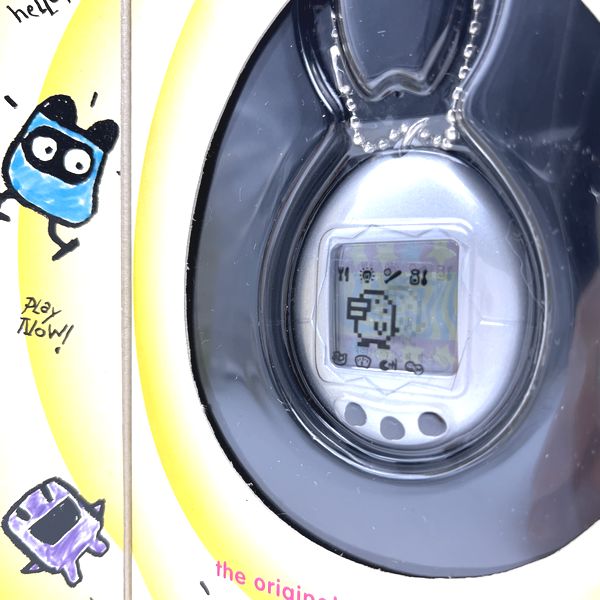 [NUEVO] [No se garantiza su funcionamiento: solo para colección] Tamagotchi Silver Bandai original, modelo inglés 1996-1997